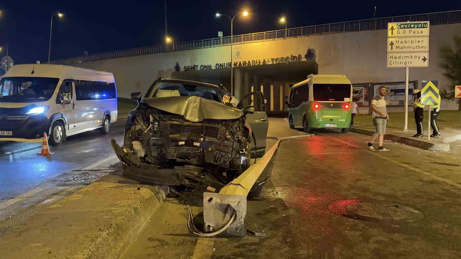 Arnavutköy’de otomobil direğe çarptı: 2 yaralı 