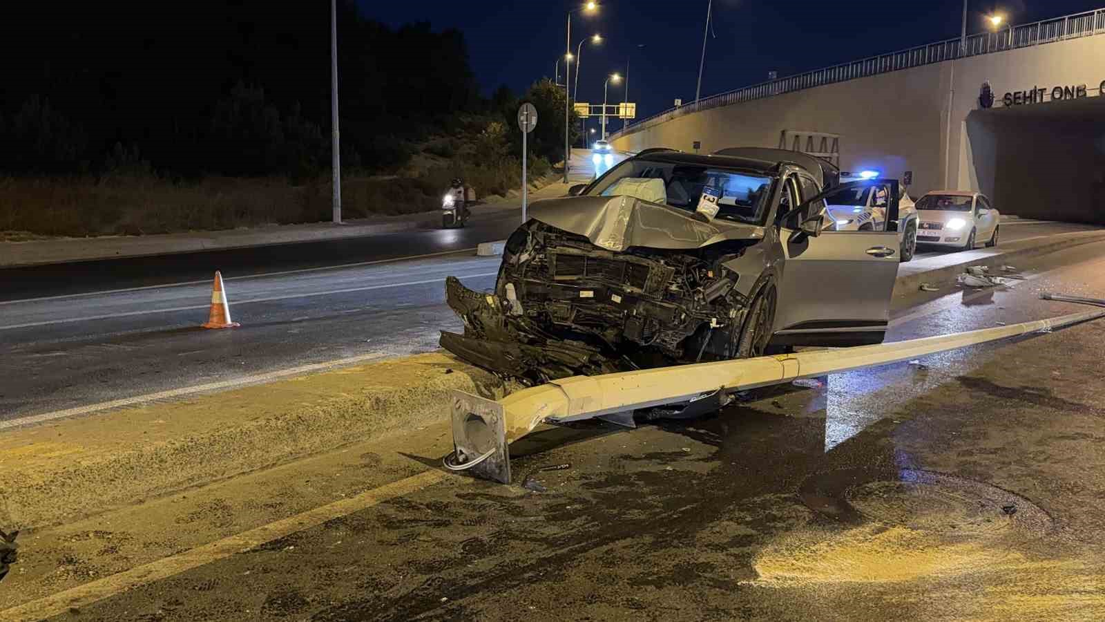Arnavutköy’de otomobil direğe çarptı: 2 yaralı 