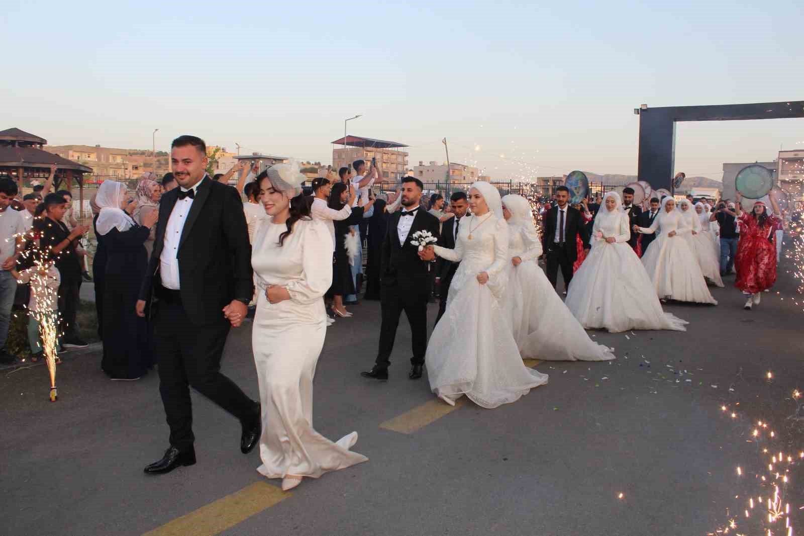 Siirt’te 40 çift toplu nikahla dünyaevine girdi 