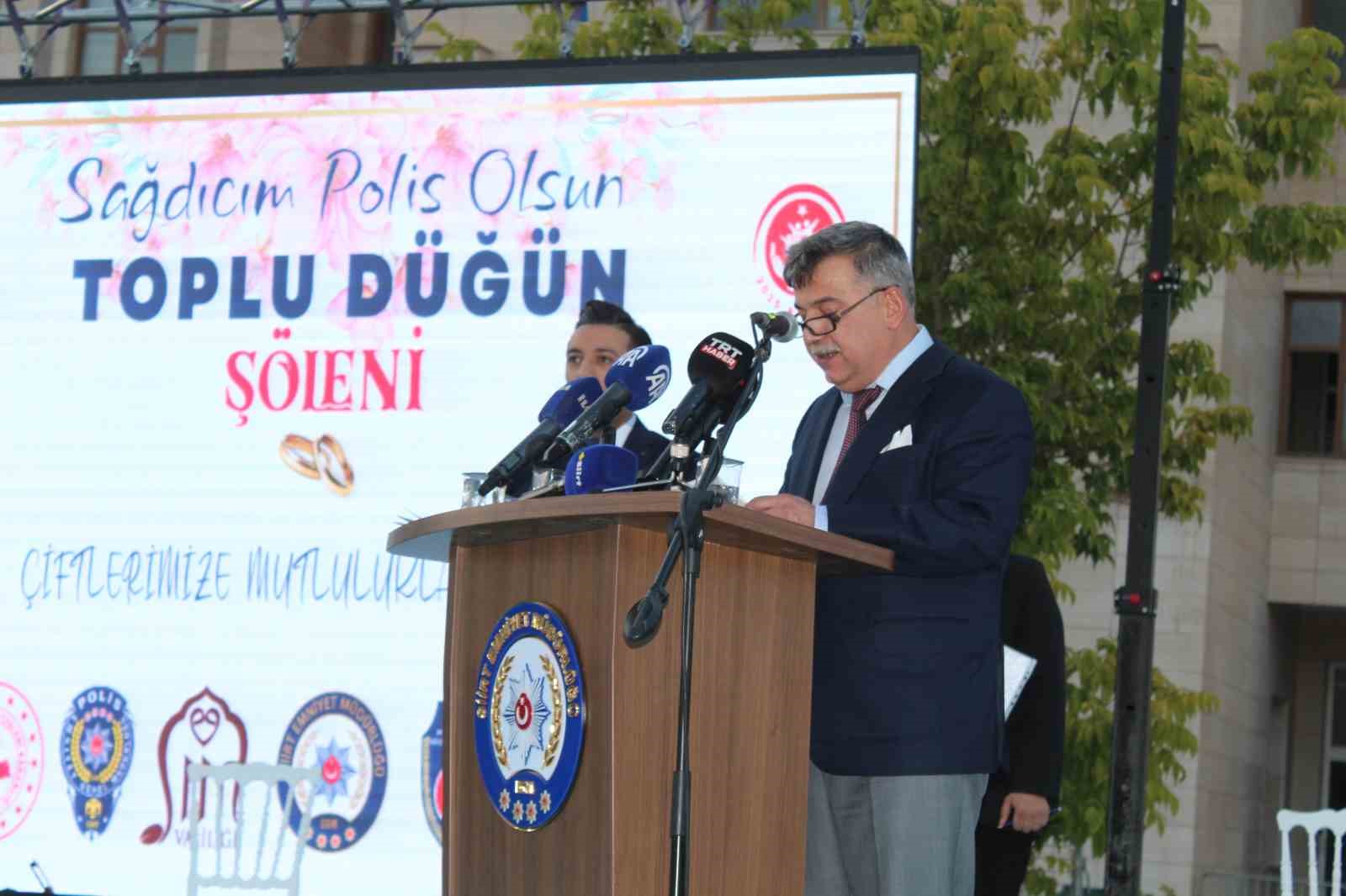 Siirt’te 40 çift toplu nikahla dünyaevine girdi 