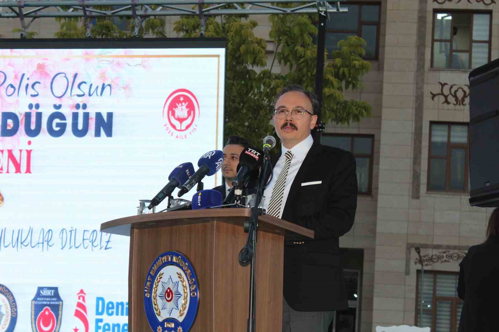 Siirt’te 40 çift toplu nikahla dünyaevine girdi 