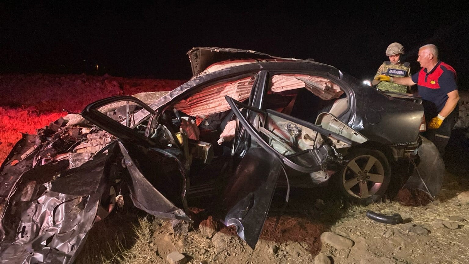 Elazığ’da otomobil şarampole devrildi: 2 ölü, 3 yaralı 