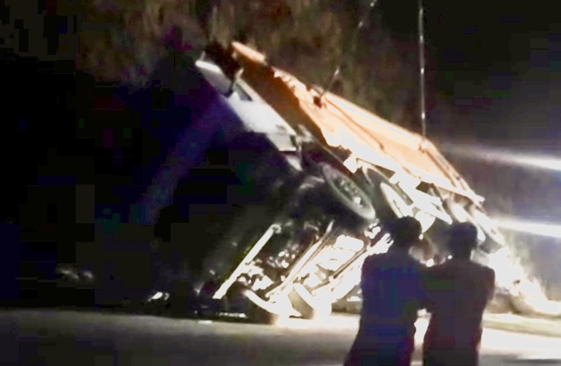 Pütürge’de yol çalışması yapan araç devrildi: 1 yaralı