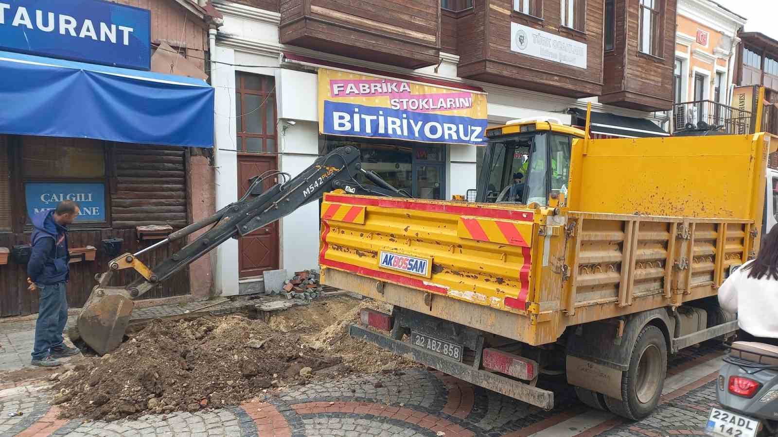 Edirne’de lağım suları caddeyi bastı 