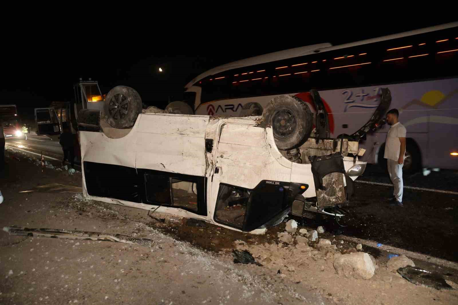Otomobil ile minibüs kafa kafaya çarpıştı: 2’si ağır 5 yaralı