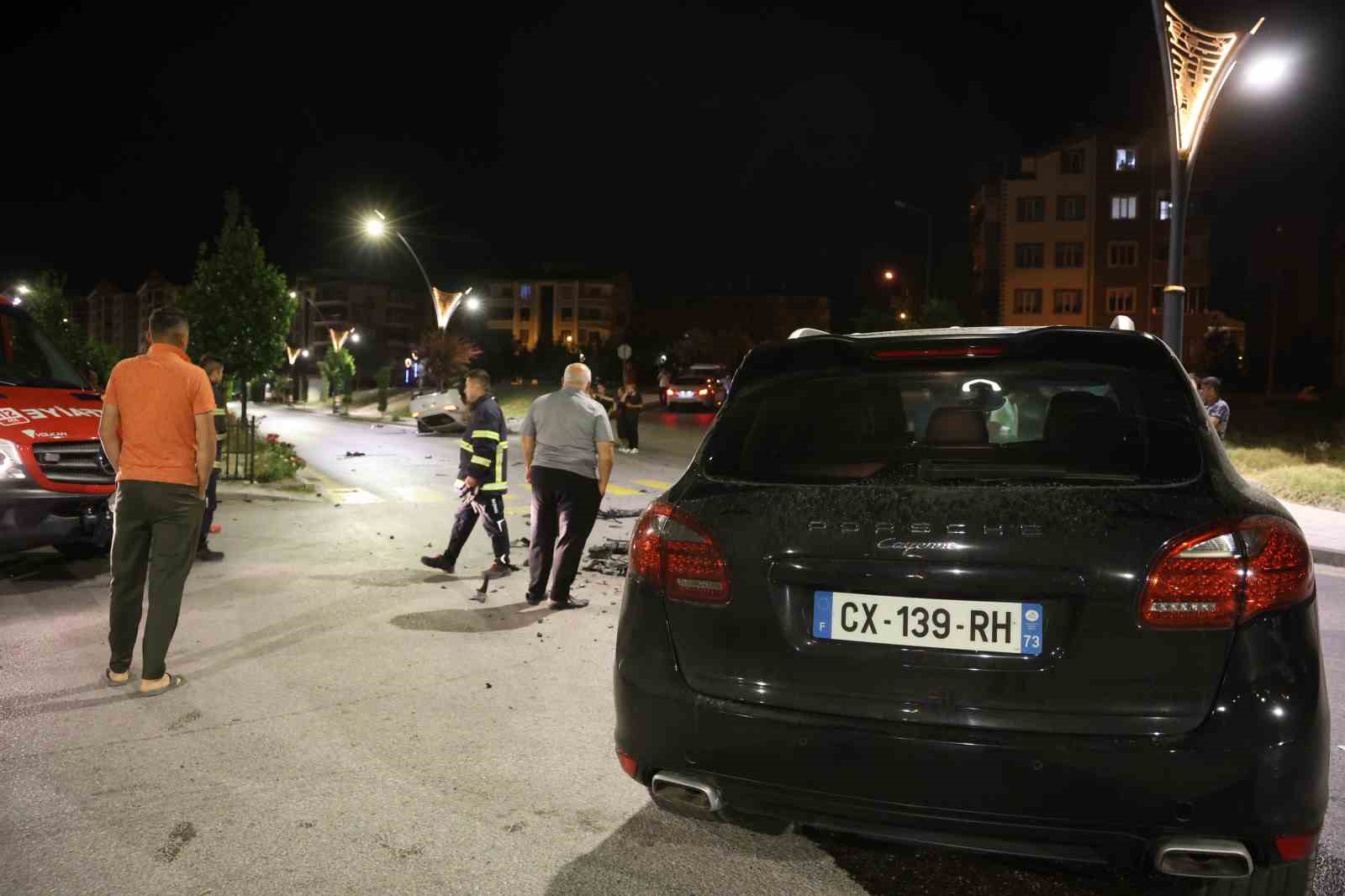 Çarpışan iki Porsche otomobilden birisi takla attı: 2 yaralı