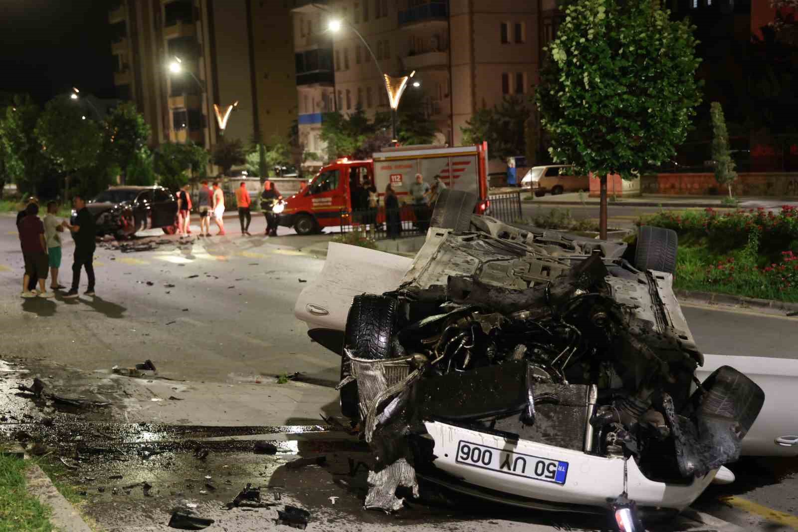 Çarpışan iki Porsche otomobilden birisi takla attı: 2 yaralı 