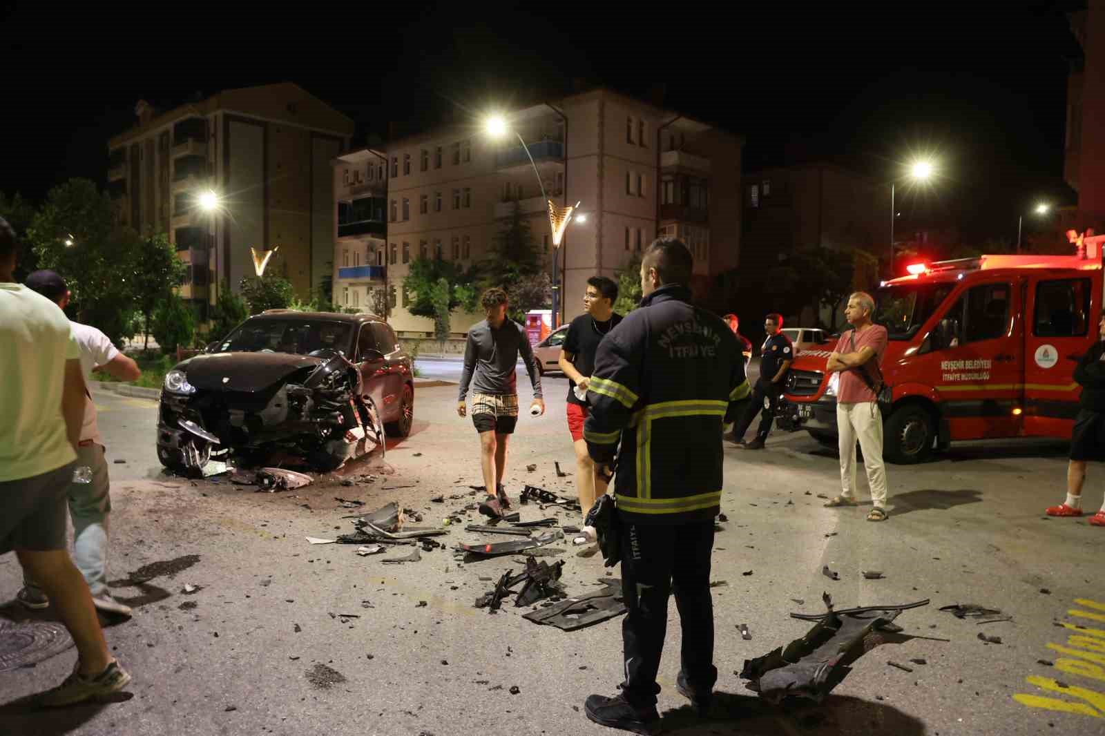 Çarpışan iki Porsche otomobilden birisi takla attı: 2 yaralı 