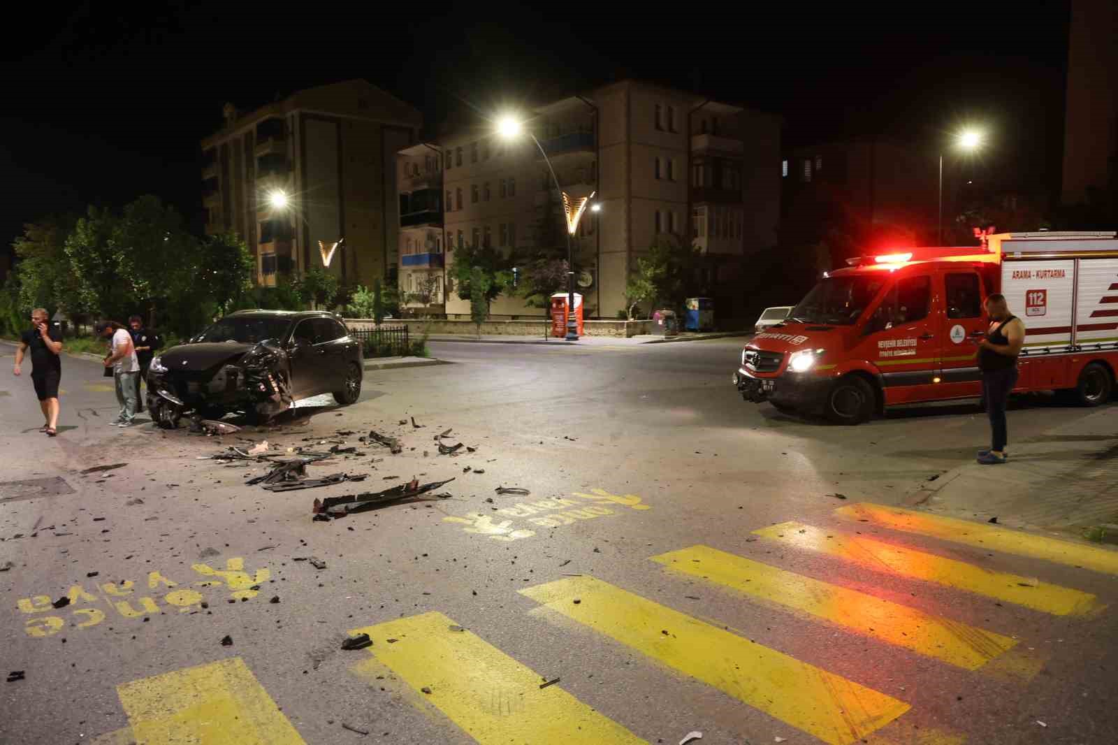 Çarpışan iki Porsche otomobilden birisi takla attı: 2 yaralı 