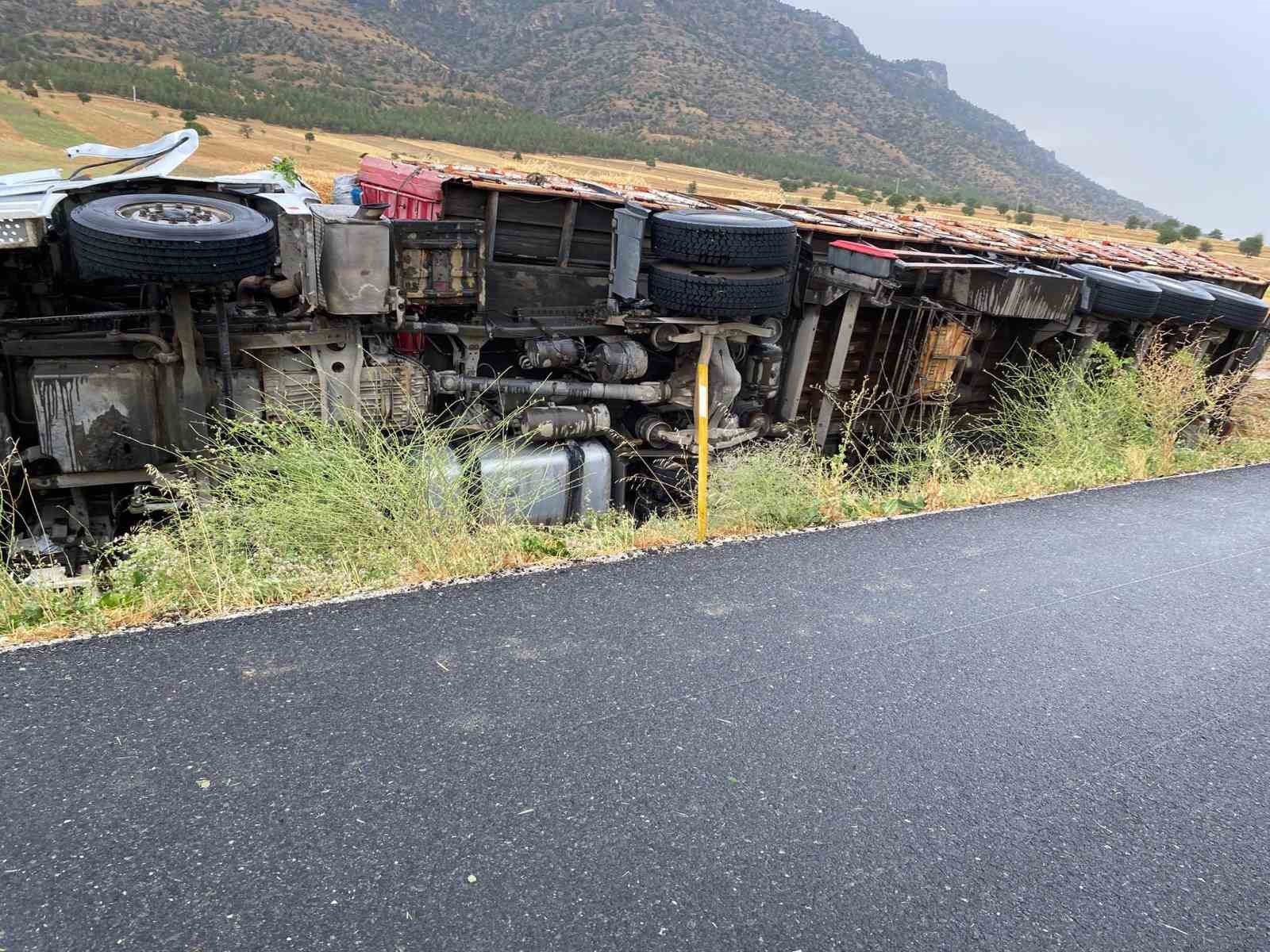 Saman yüklü tır devrildi; sürücü öldü, eşi ve çocukları yaralandı 