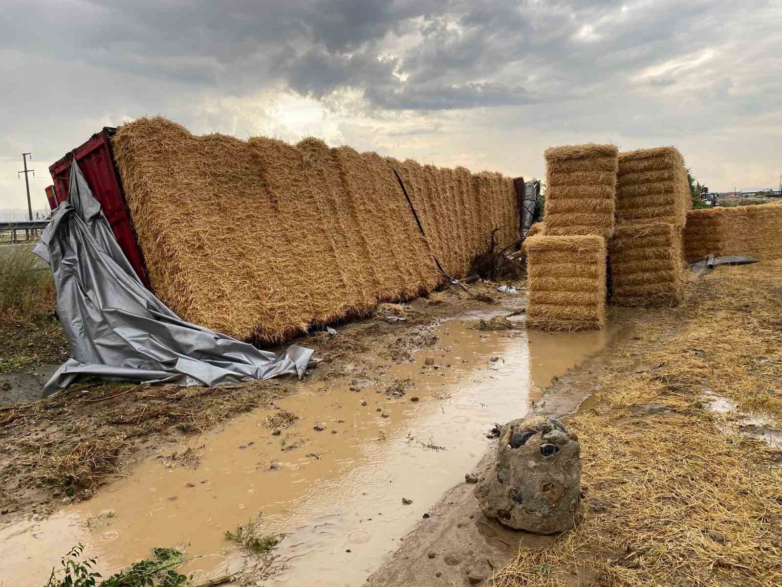 Saman yüklü tır devrildi; sürücü öldü, eşi ve çocukları yaralandı 