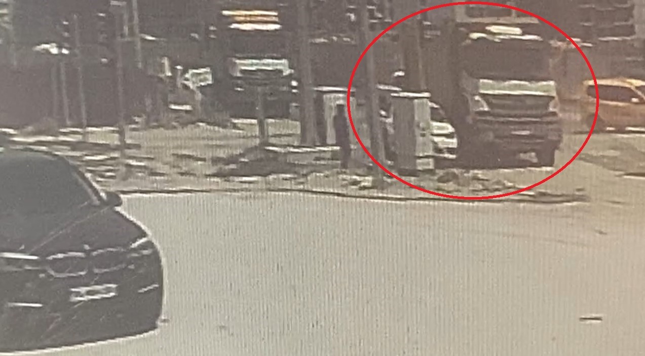 Kaza yapan araçların altında ezilmekten son anda kurtuldu 
