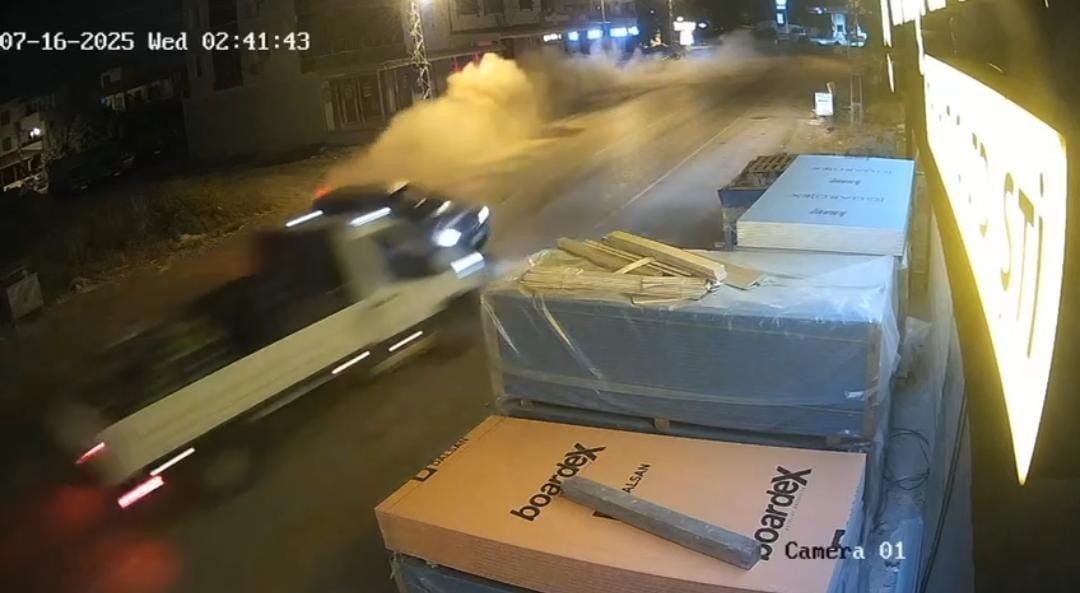 Kontrolünü kaybeden otomobil sürücüsü kamyonetle kafa kafaya çarpıştı 