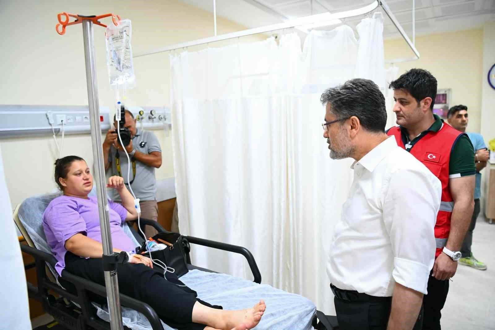 Bakan Yumaklı, dumandan etkilenenleri hastanede ziyaret etti 