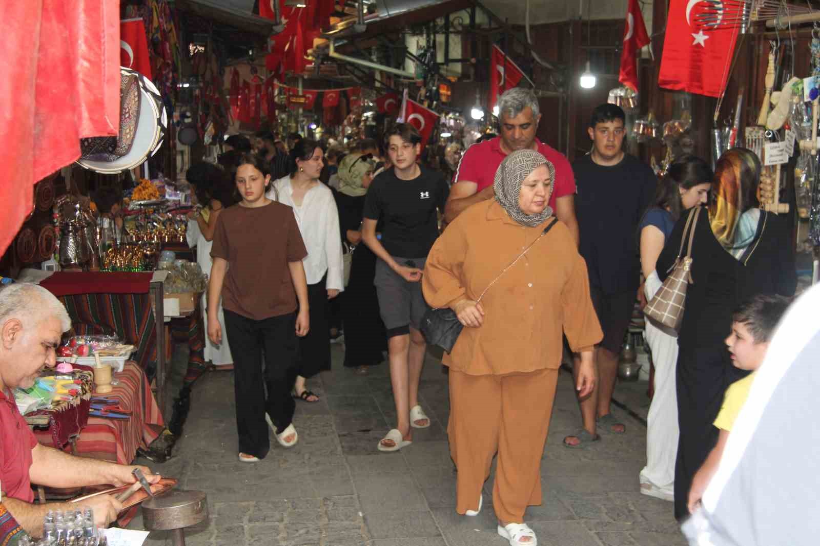 Aşırı sıcağa rağmen Gaziantep turist akınına uğruyor 