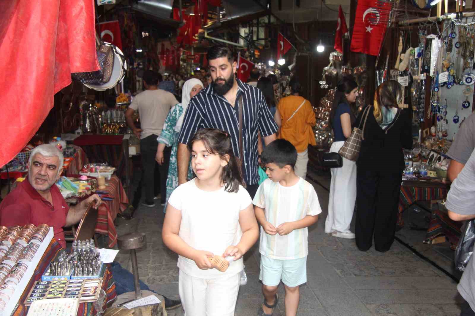 Aşırı sıcağa rağmen Gaziantep turist akınına uğruyor 