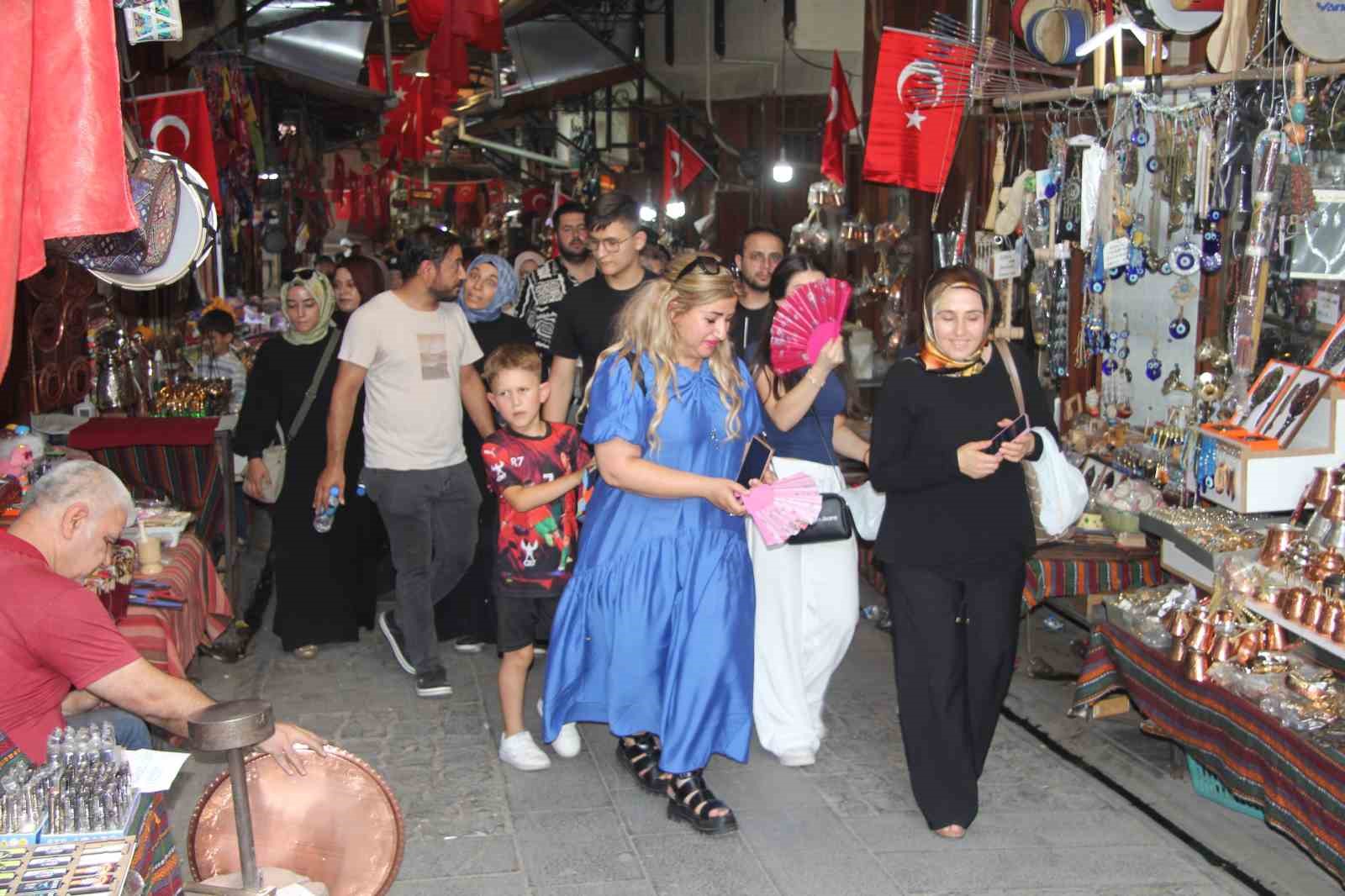 Aşırı sıcağa rağmen Gaziantep turist akınına uğruyor 