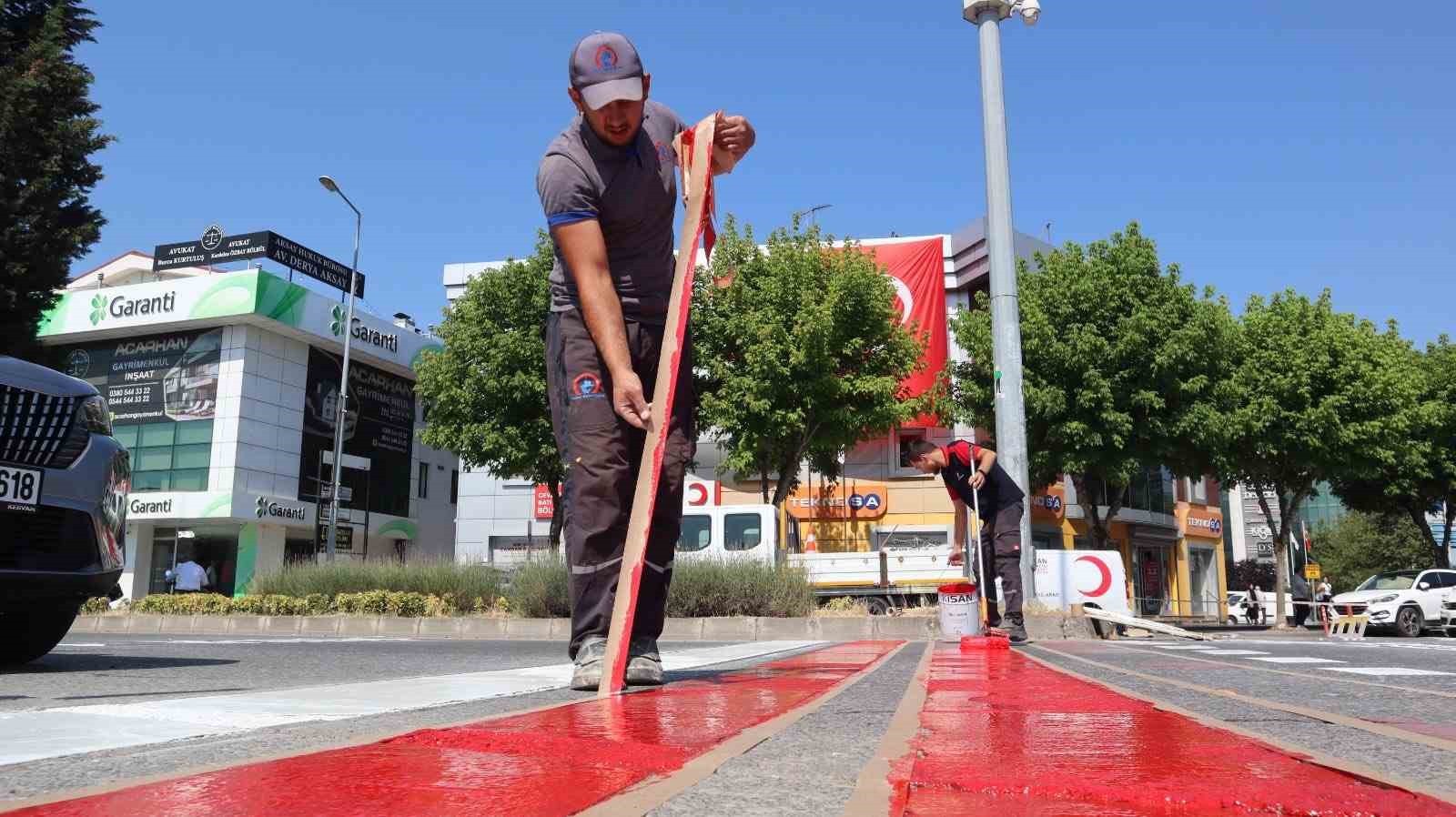 Düzce’de yaya geçit çizgileri yenilenerek belirgin hale getiriliyor 