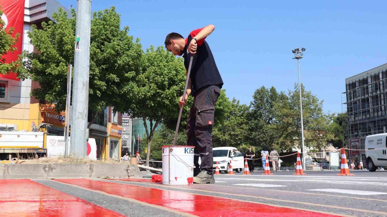 Düzce’de yaya geçit çizgileri yenilenerek belirgin hale getiriliyor 