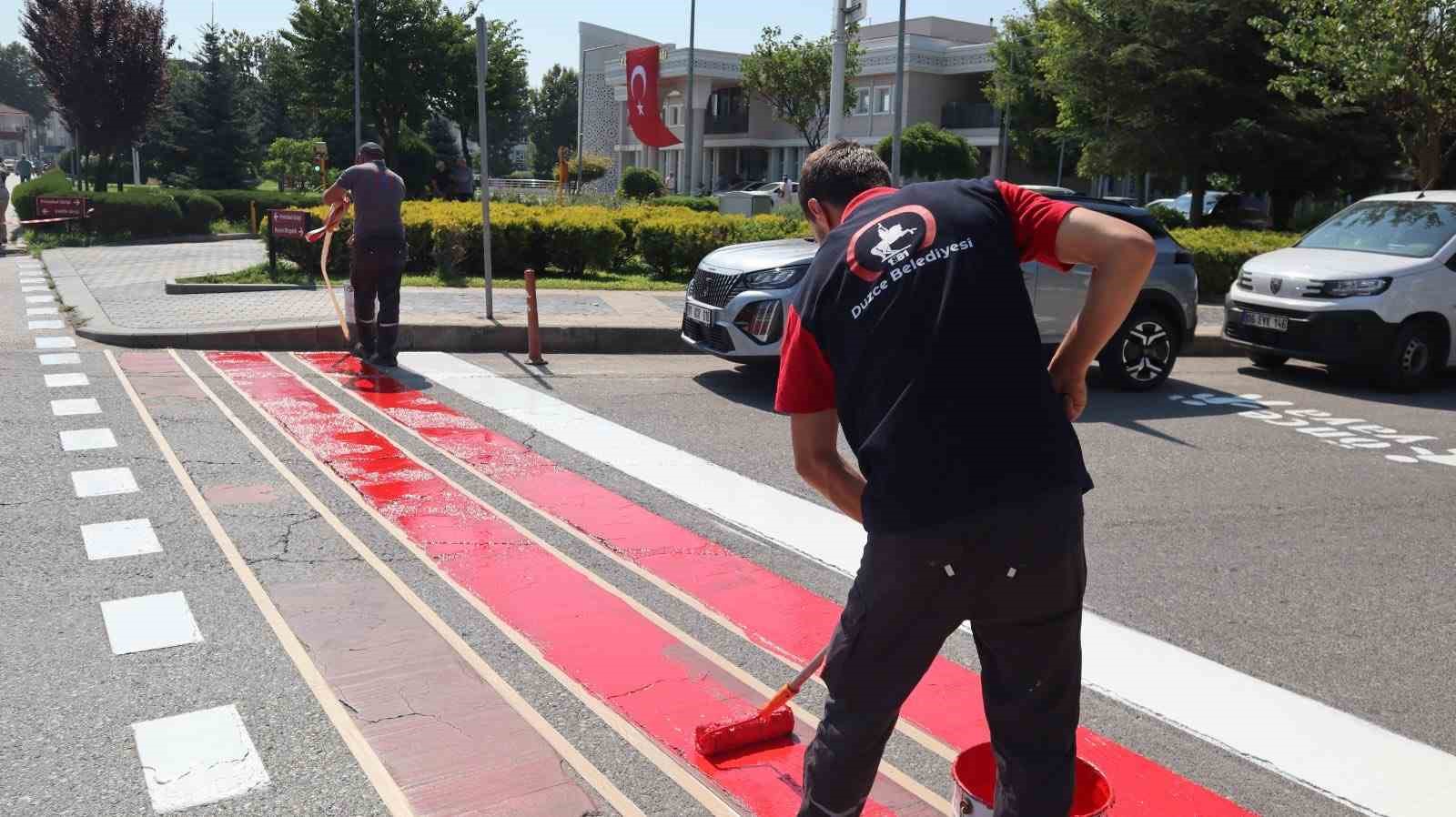 Düzce’de yaya geçit çizgileri yenilenerek belirgin hale getiriliyor 