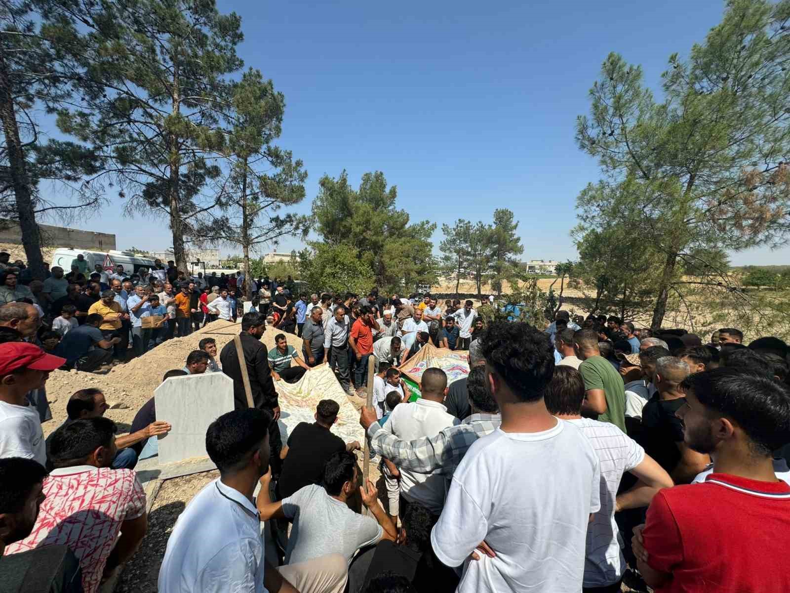 Fırat Nehri’nde boğulan iki kız kardeş yan yana defnedildi 