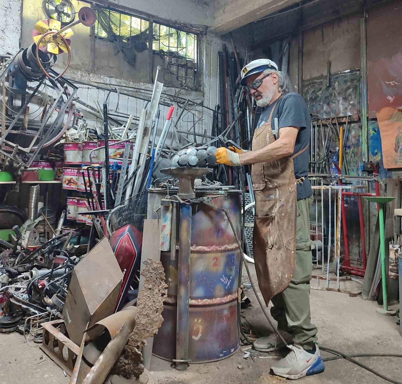Hurda demirleri sanat eserine dönüştürdü 