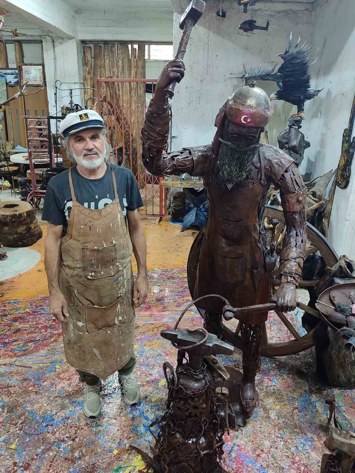 Hurda demirleri sanat eserine dönüştürdü 