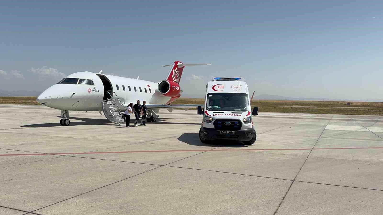 Ağrı’da prematüre doğan bebek, uçak ambulansla sevk edildi 