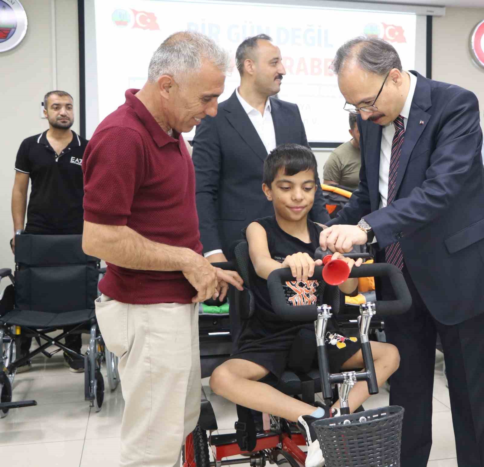 Siirt’te özel bireylere 27 medikal destek aracı teslim edildi 