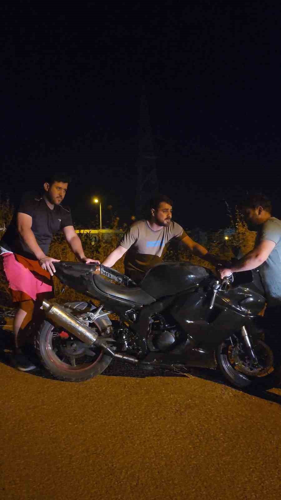 Çaldıkları motosikleti boş araziye atıp kaçtılar 