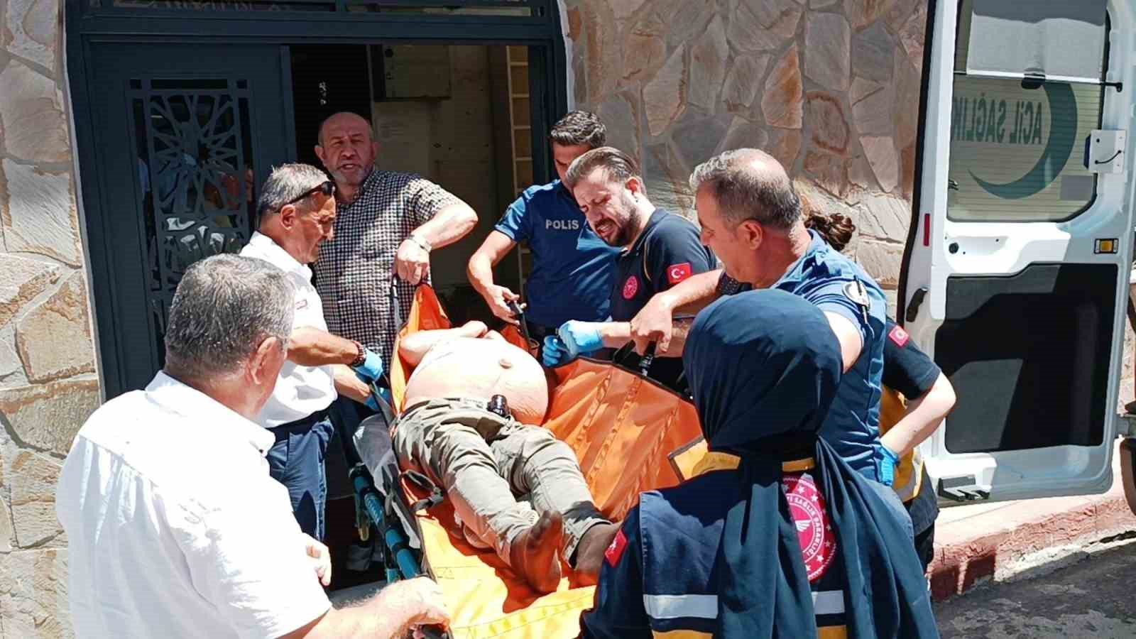 Camide sızan adamı cemaat uyandıramadı, ambulansla hastaneye kaldırıldı 