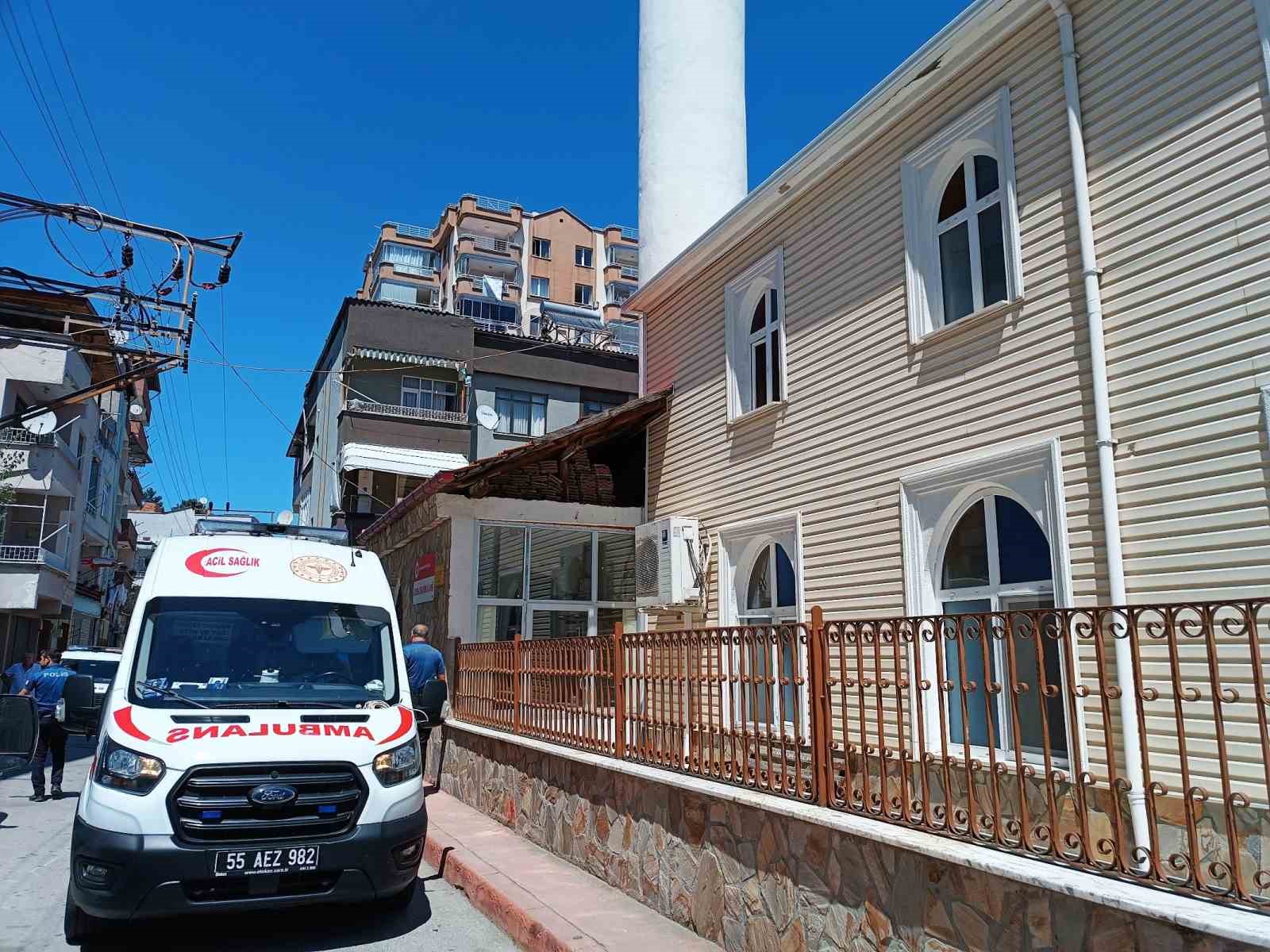 Camide sızan adamı cemaat uyandıramadı, ambulansla hastaneye kaldırıldı 
