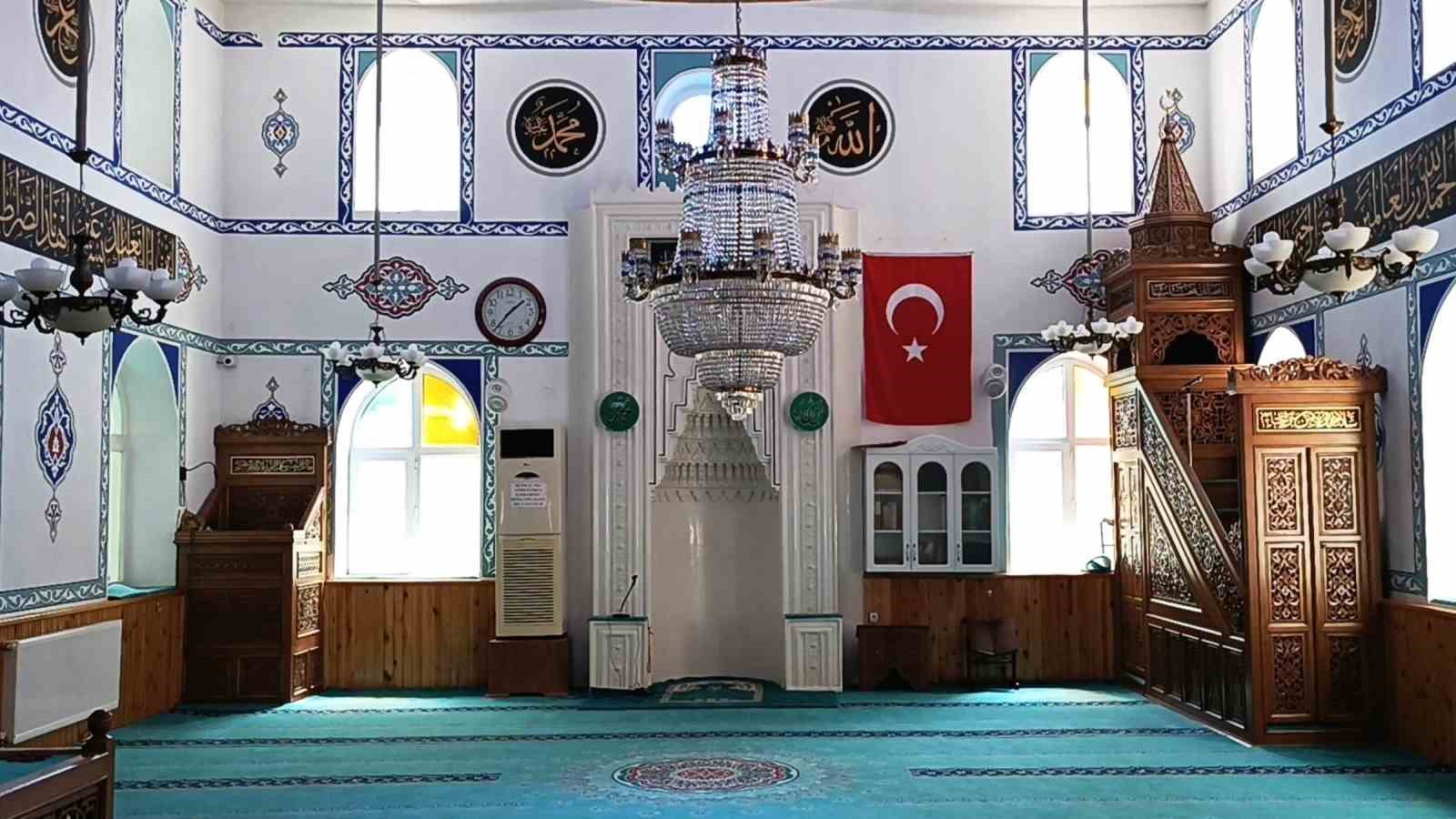 Camide sızan adamı cemaat uyandıramadı, ambulansla hastaneye kaldırıldı 