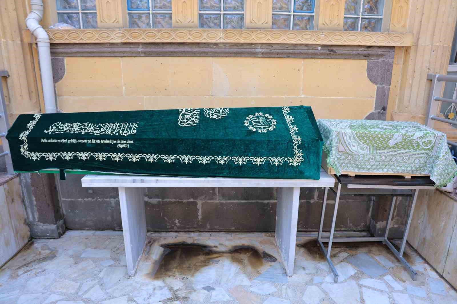 Ankara’daki yangında ölen anne ve 3,5 aylık oğlu Kahramanmaraş’ta toprağa verildi 
