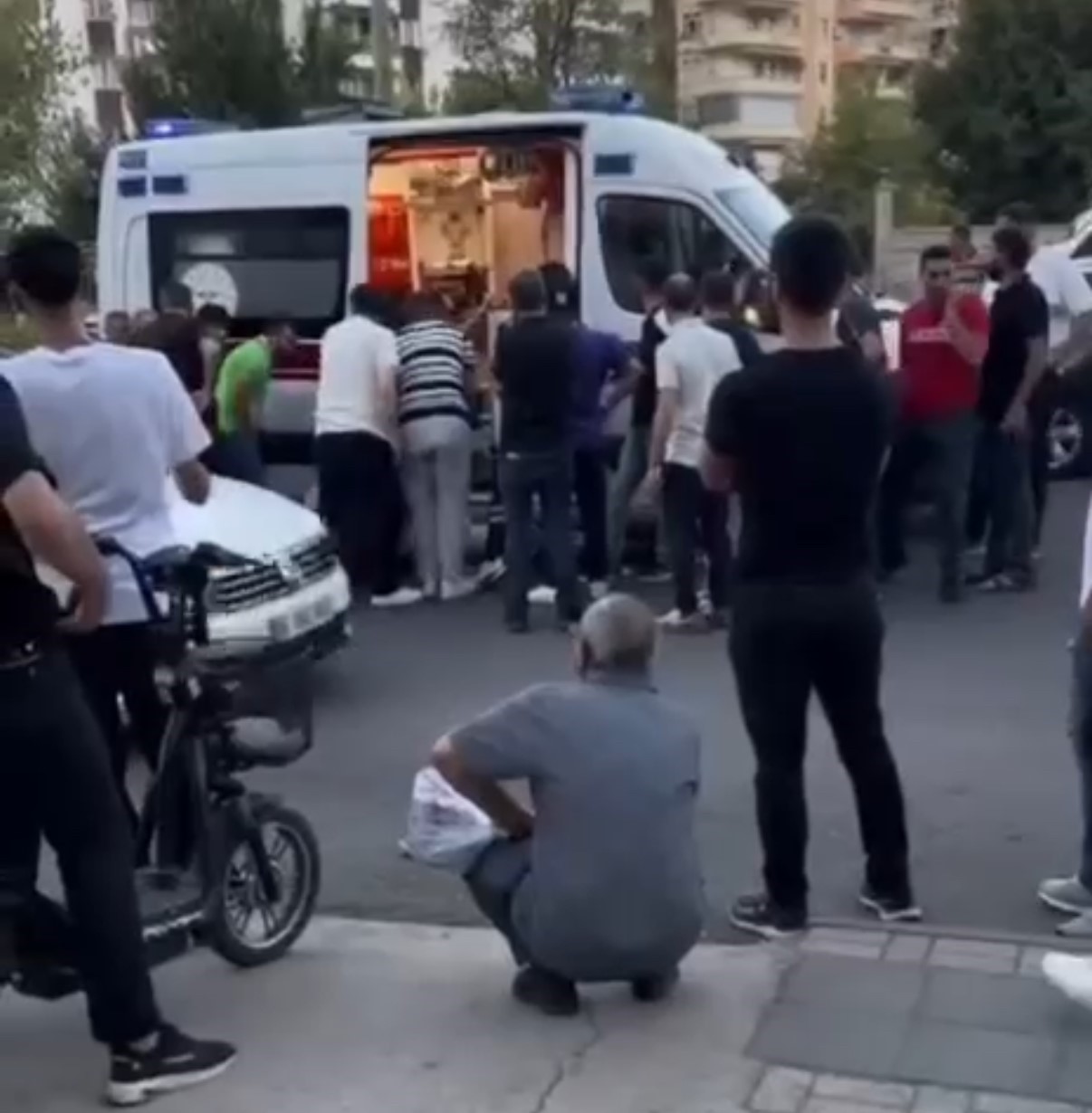 Diyarbakır’da 2 kişinin öldüğü silahlı kavgada acı detay: Eşiyle çocuğunu parka götürürken kurşunların hedefi olmuş