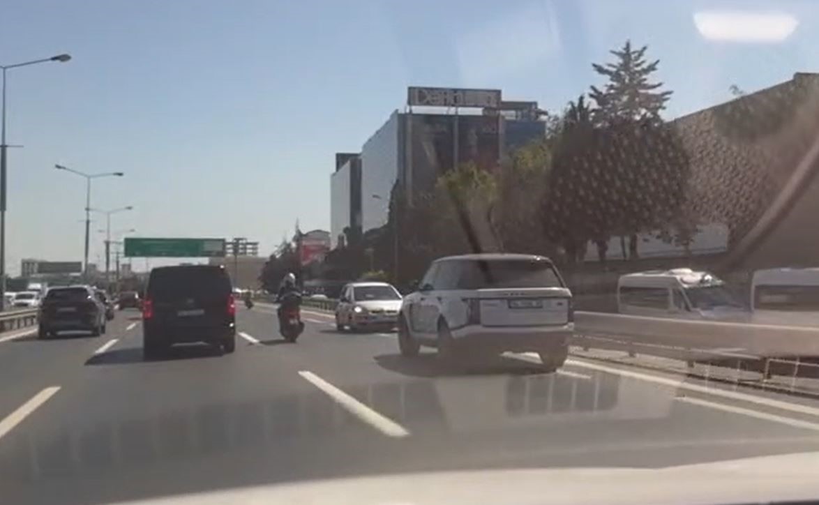 Trafikte ters yönde geri geri giden araç kamerada