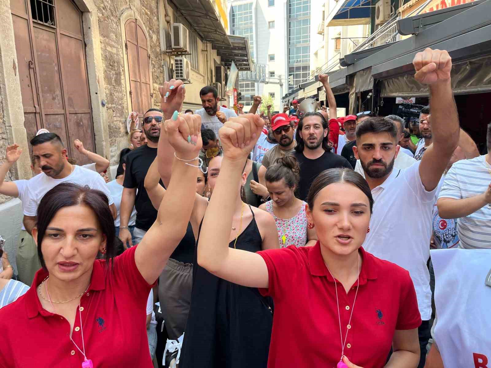 İzmir Büyükşehir Belediyesi’nde işten çıkartılan işçilerin eylemi 9’uncu gününde sürüyor 