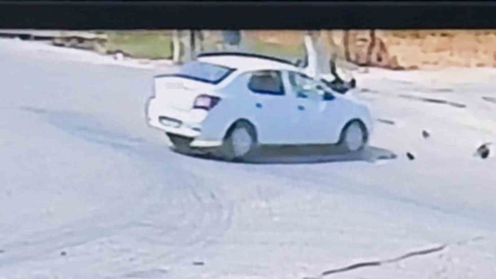 Motosiklet ile otomobilin çarpıştığı kaza kamerada 
