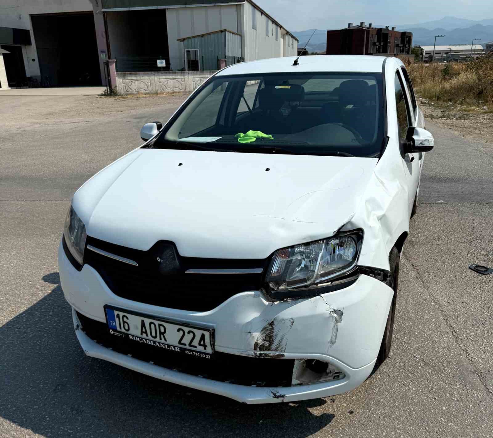 Motosiklet ile otomobilin çarpıştığı kaza kamerada 