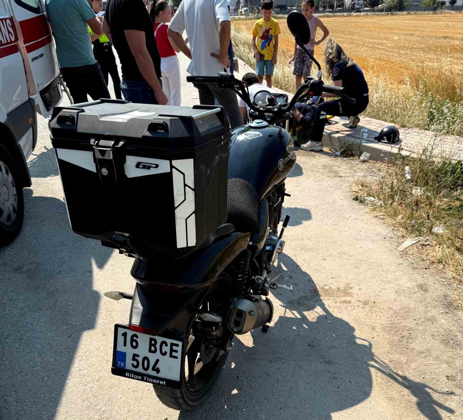 Motosiklet ile otomobilin çarpıştığı kaza kamerada 