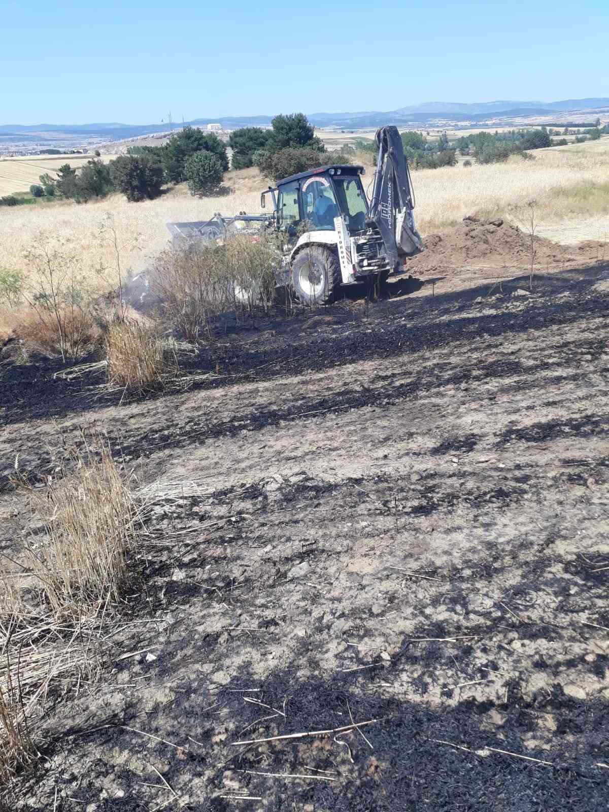 Buğday ekili tarlada çıkan yangında 15 dönüm alan zarar gördü 