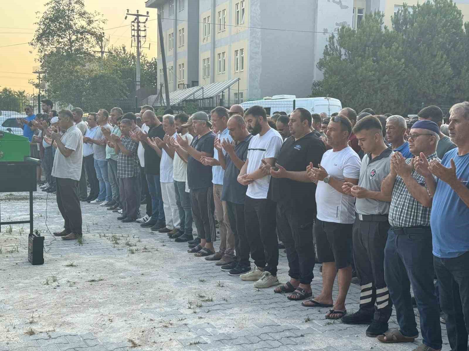 Havuza düşerek ölen minik Asil Kemal gözyaşlarıyla son yolculuğuna uğurlandı 