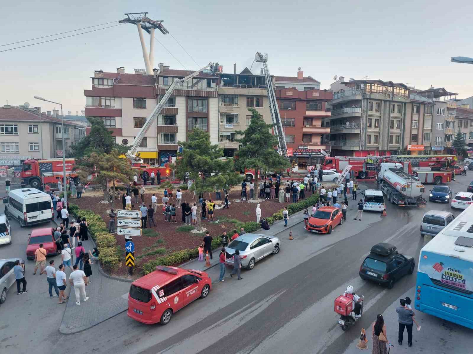 Ankara’da bir binanın en üst katından korkutan yangın 