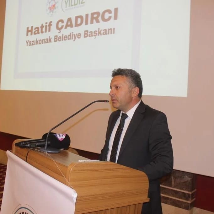 Altyapı çalışmalarında boruların altında kalan belde başkanı ve personel yaralandı 