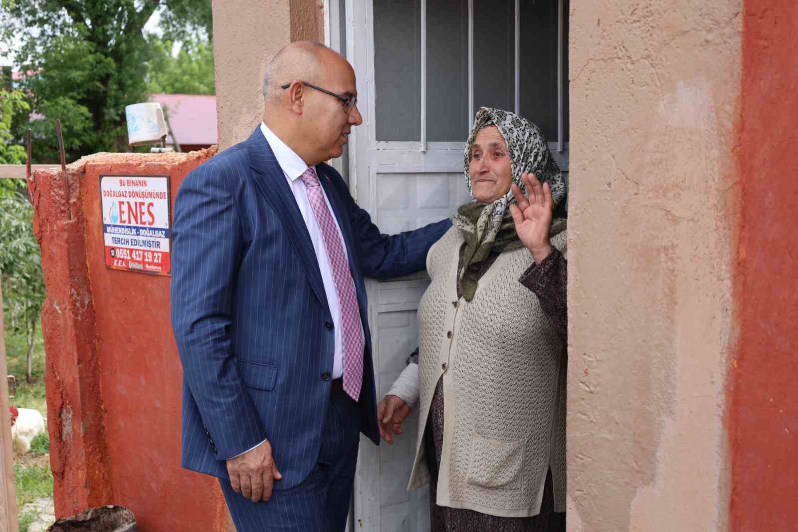 Validen kendisine uzaktan görüp el sallayan yaşlı kadına sürpriz ziyaret 