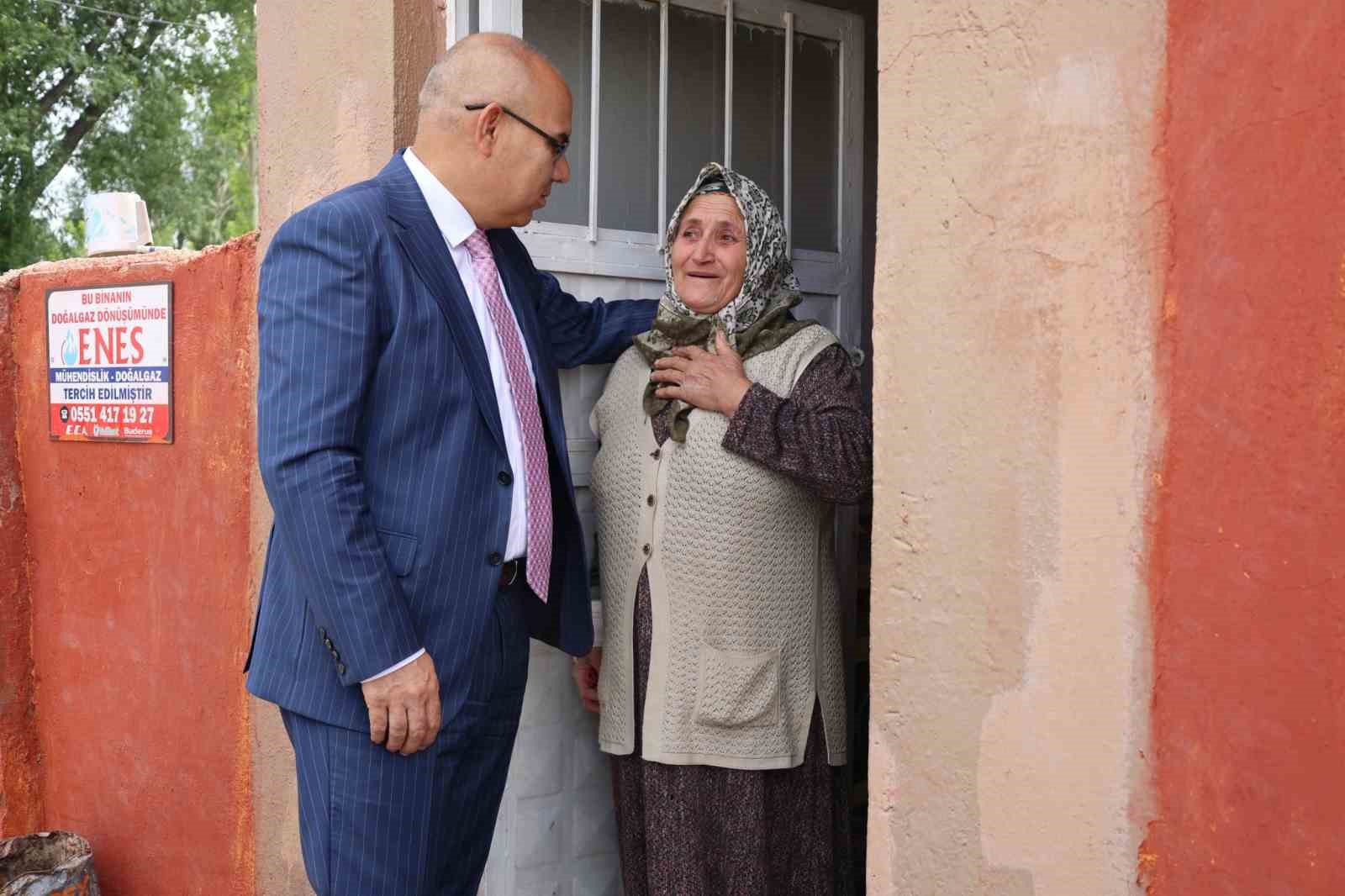 Validen kendisine uzaktan görüp el sallayan yaşlı kadına sürpriz ziyaret 