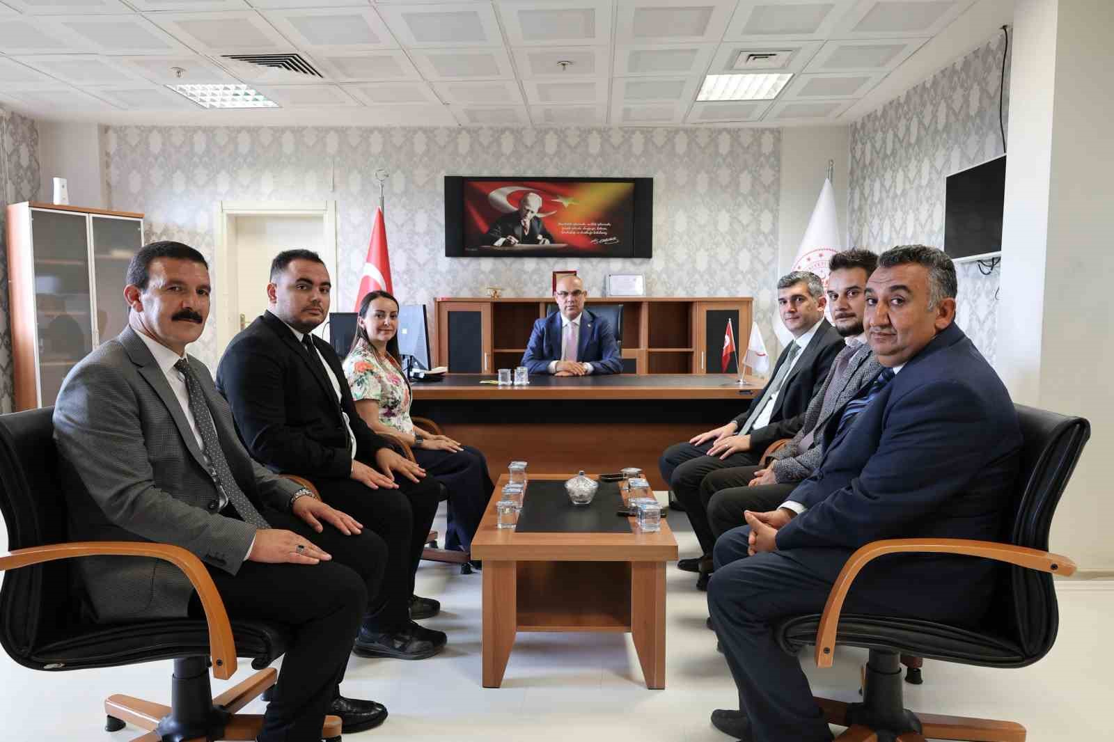 Validen kendisine uzaktan görüp el sallayan yaşlı kadına sürpriz ziyaret 