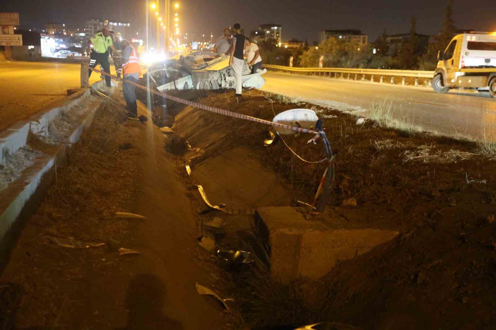 Hatay’da otomobil aydınlatma direğine çarptı: 4 yaralı 
