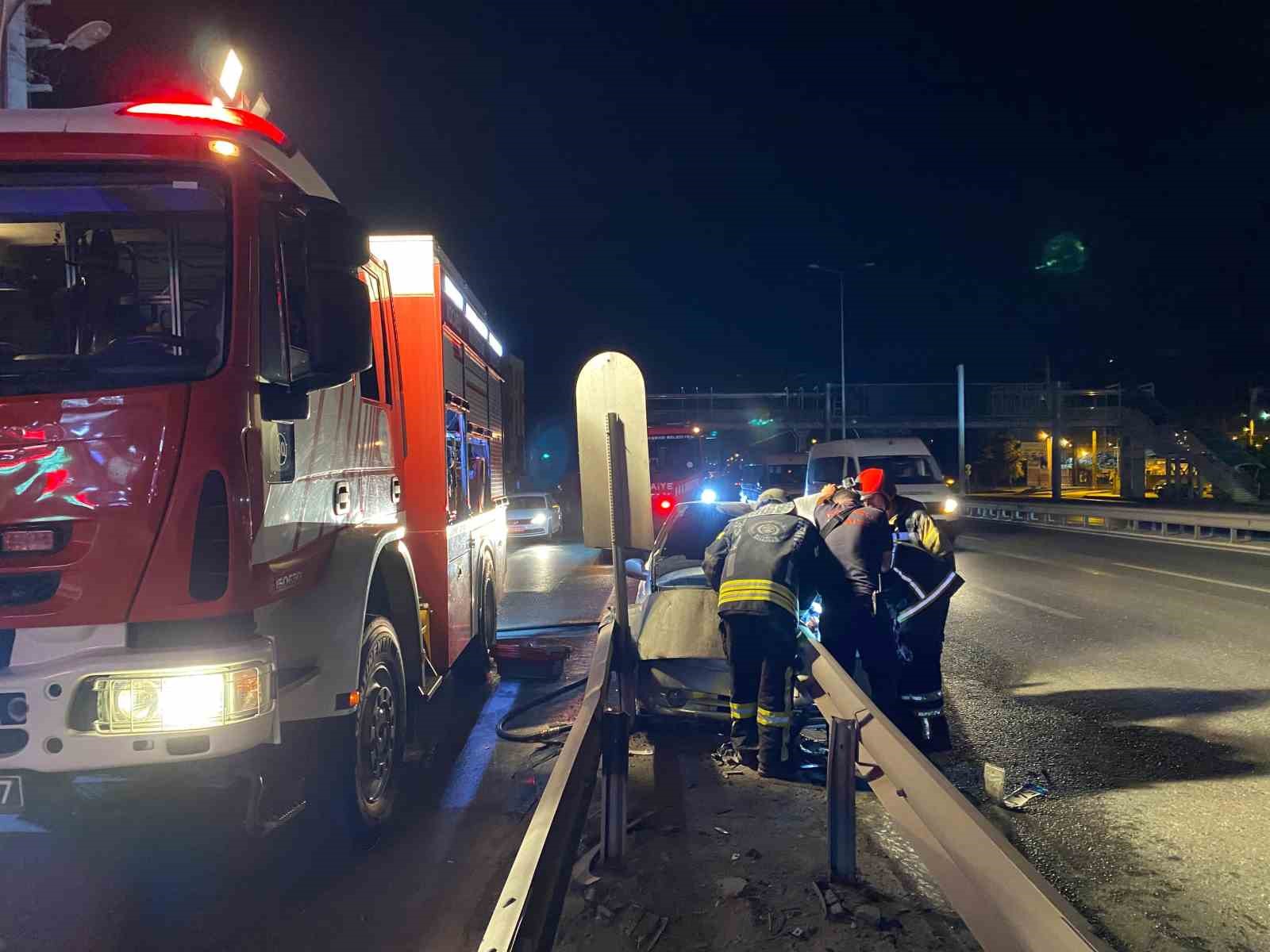 Bariyerlere saplanan otomobilden burnu kanamadan çıktı 