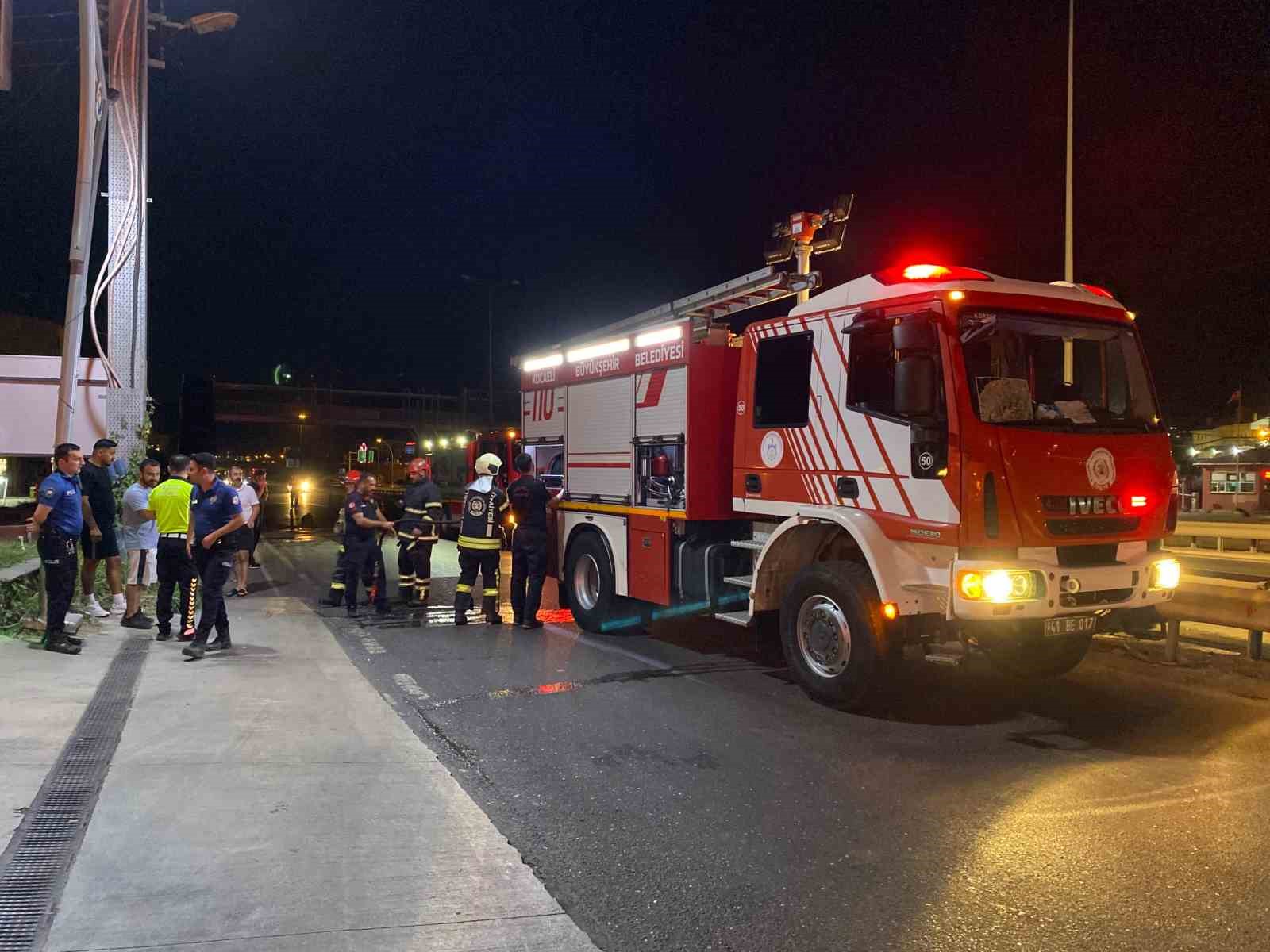 Bariyerlere saplanan otomobilden burnu kanamadan çıktı 